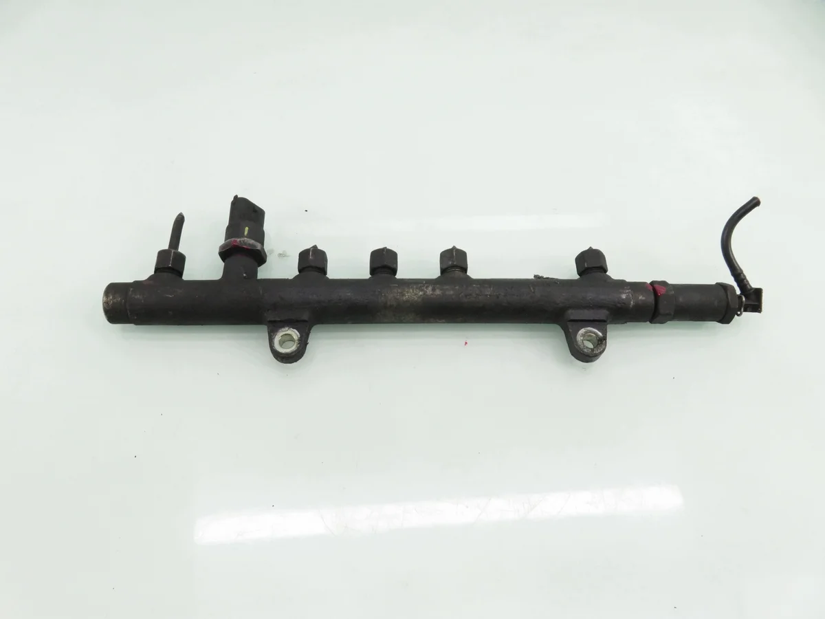 Opel Vivaro A 1.9 DTI Injector Rail image 6