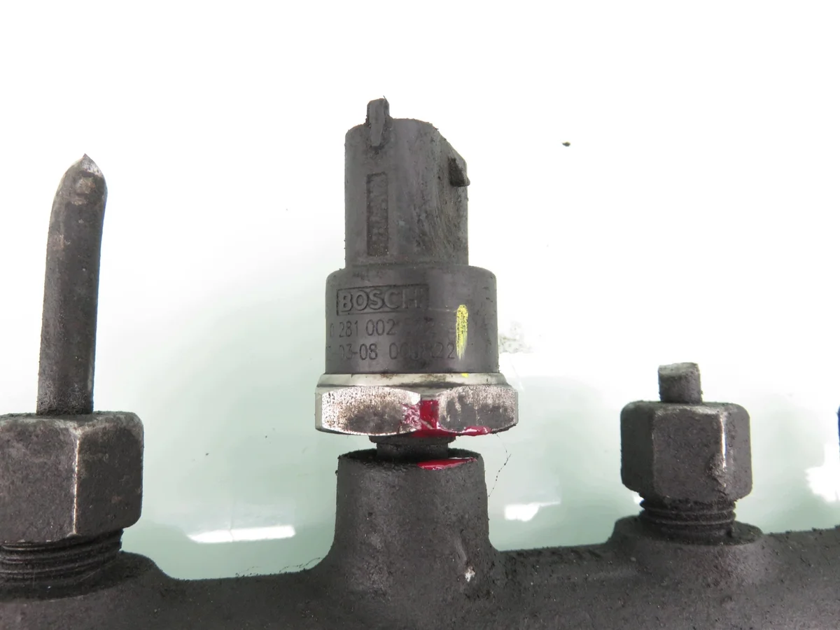 Opel Vivaro A 1.9 DTI Injector Rail image 7