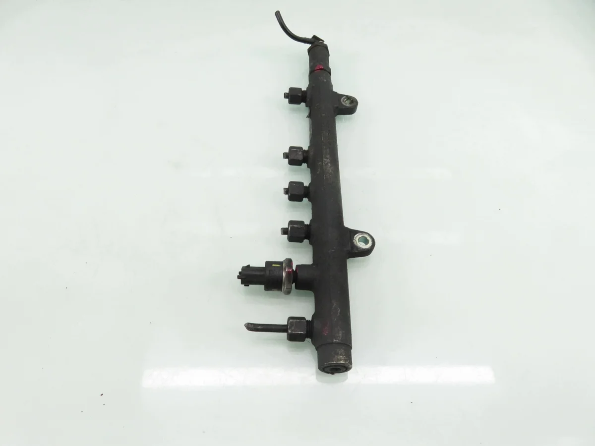 Opel Vivaro A 1.9 DTI Injector Rail image 8