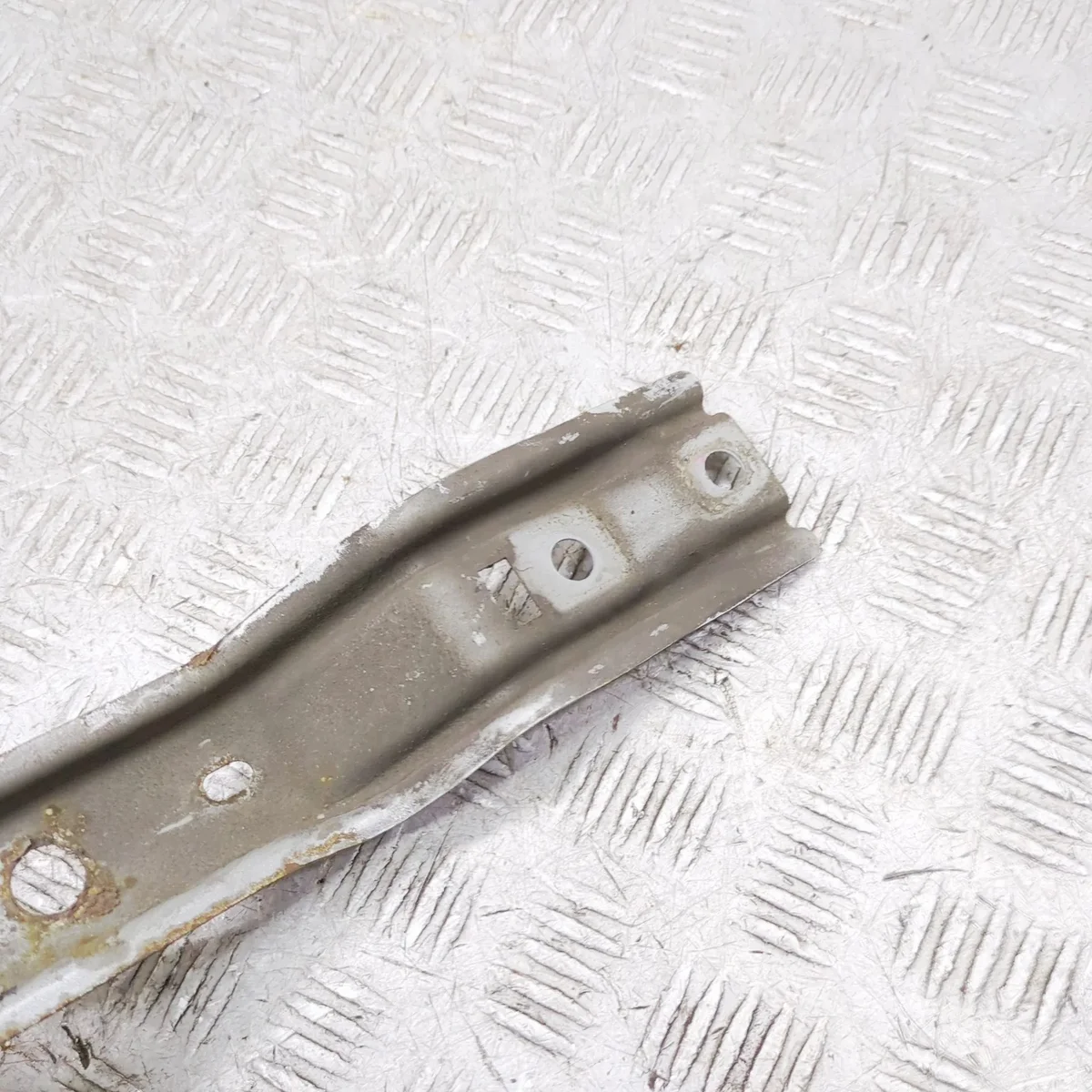 Isuzu D-MAX II främre mittbalk 8981653410 image 7