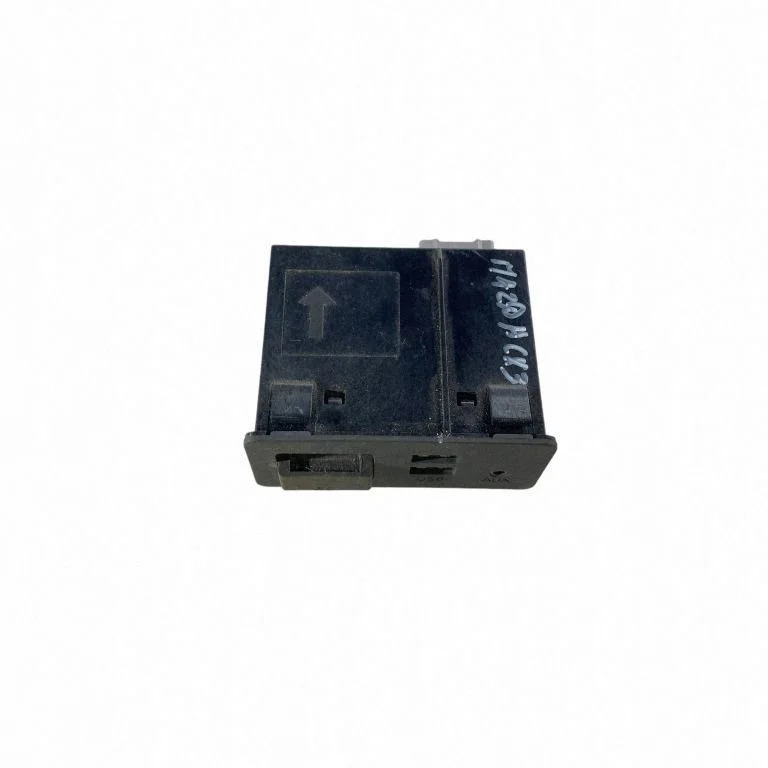 Mazda CX-3 USB Port D09H-669U0-B