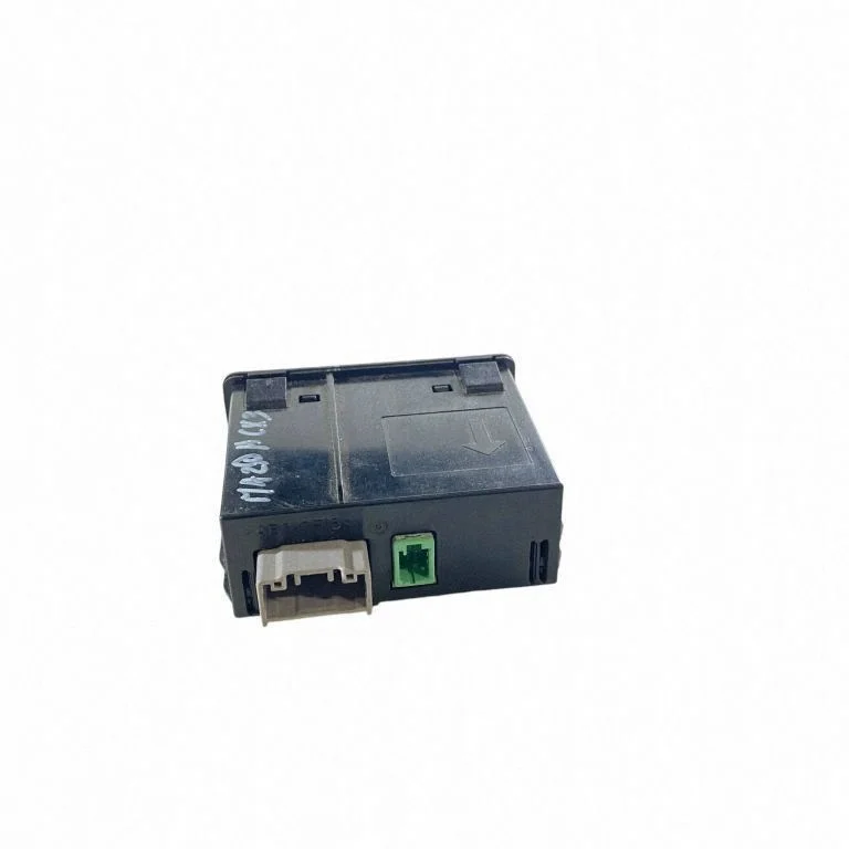 Mazda CX-3 USB Port D09H-669U0-B thumbnail 3