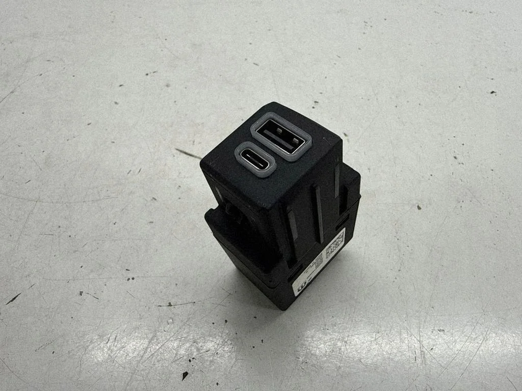 Dodge Hornet Puerto USB 00505740950