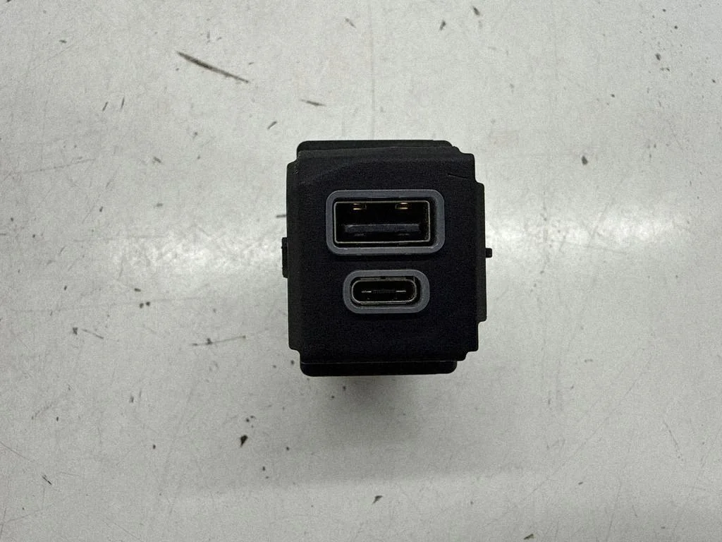 Dodge Hornet Puerto USB 00505740950 image 6