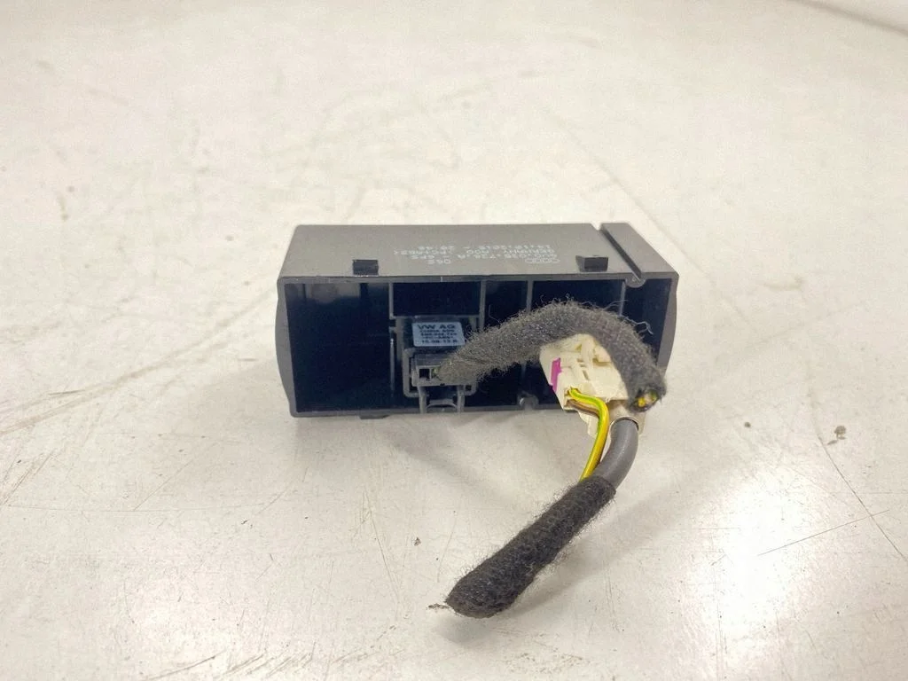Conector AUX Audi A3 S3 8V 8V0035726A image 3