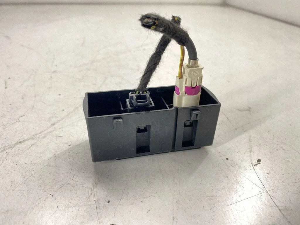 Conector AUX Audi A3 S3 8V 8V0035726A image 4