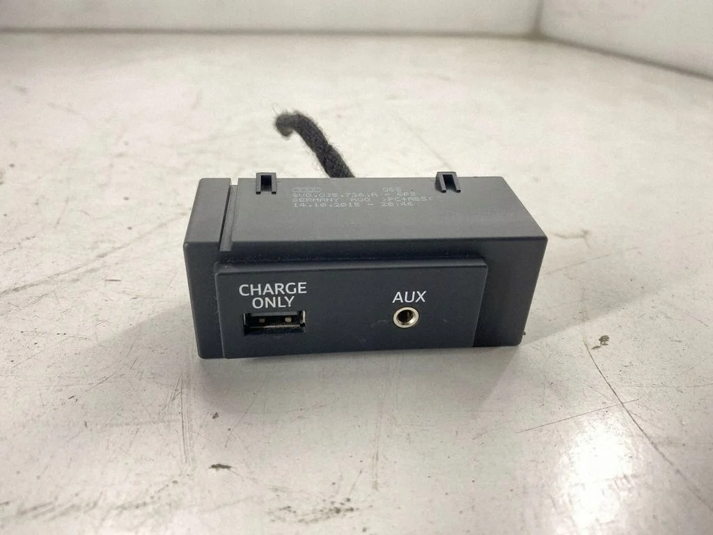 Conector AUX Audi A3 S3 8V 8V0035726A image 7