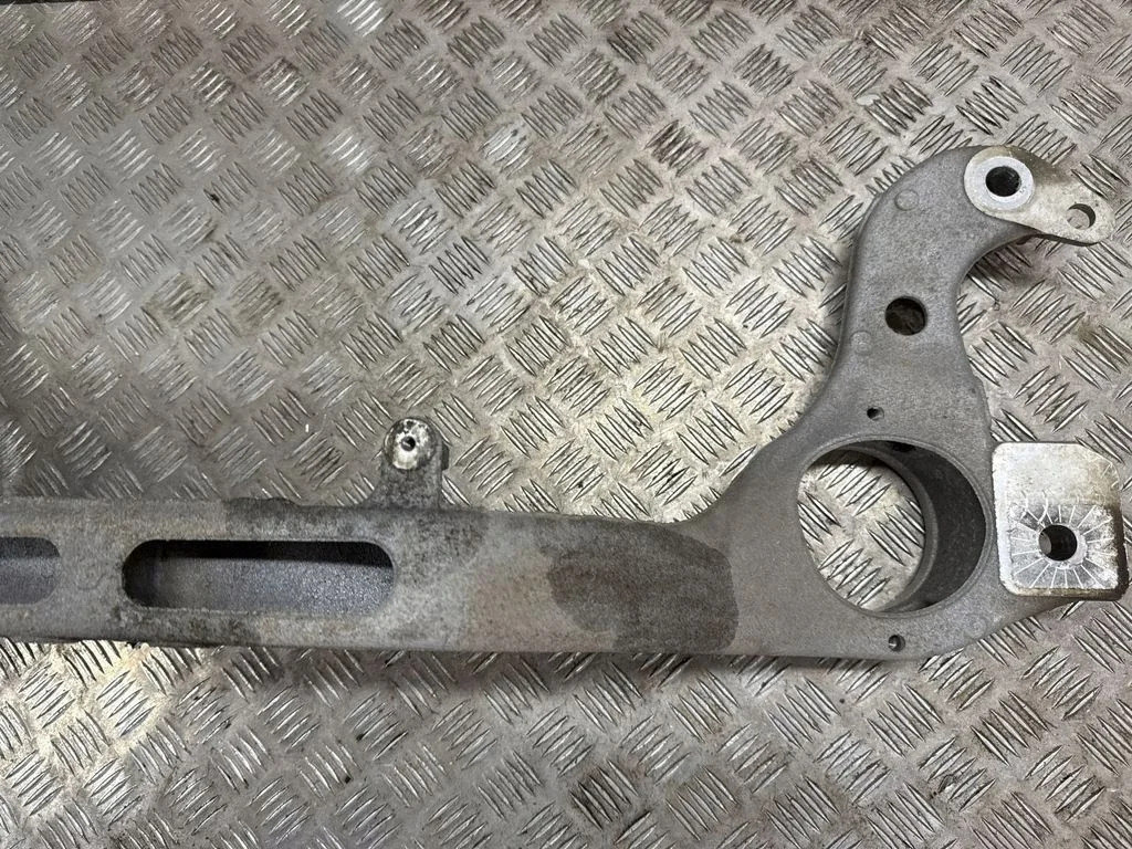 Soutien avant VW Touareg II 7P0199207A