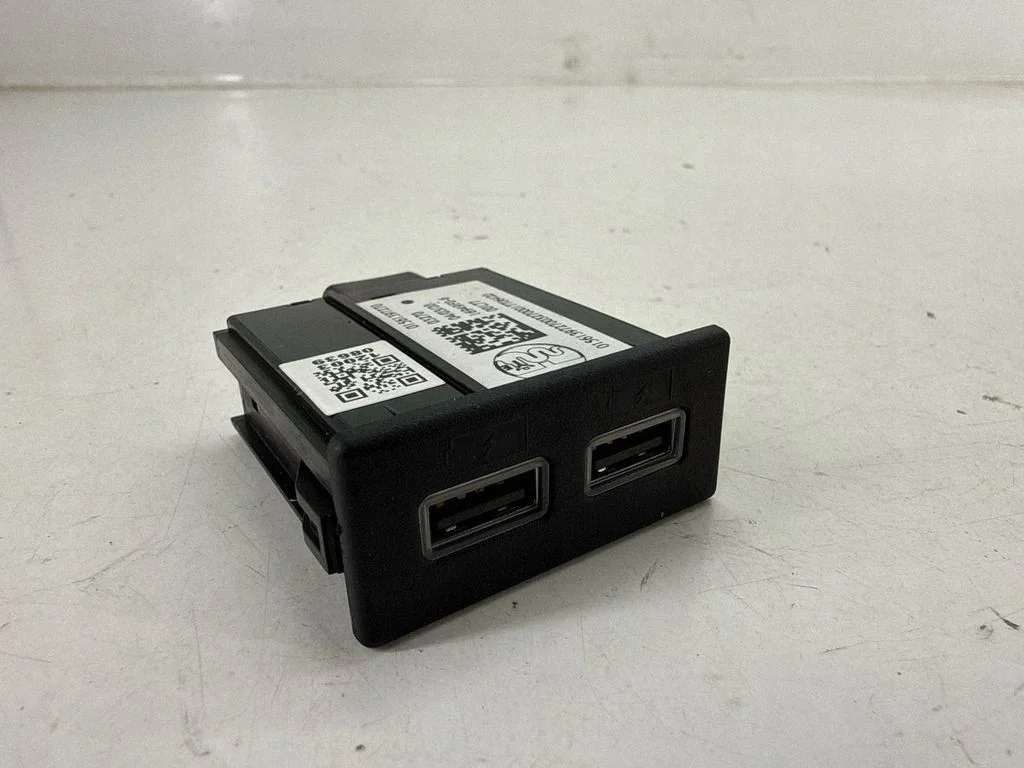Prise USB Alfa Romeo Stelvio 01561397270 image 2