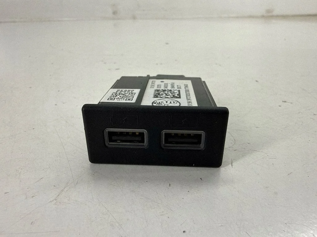 Prise USB Alfa Romeo Stelvio 01561397270 image 6