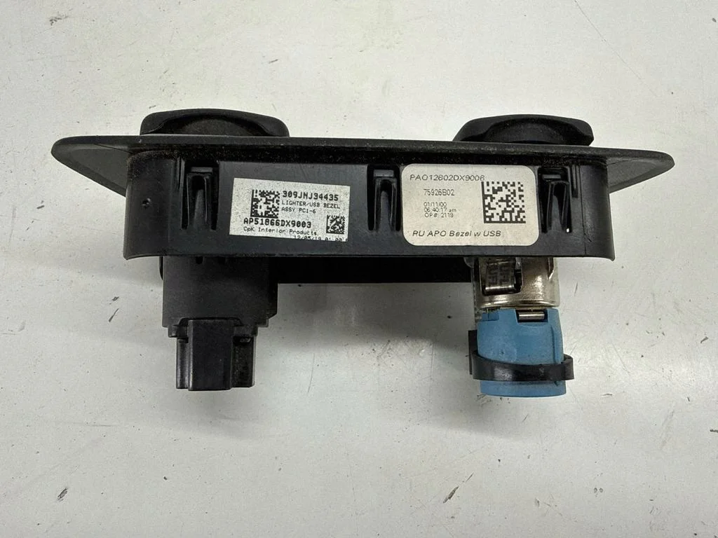 Chrysler Pacifica USB Buchse 68229847AB image 3
