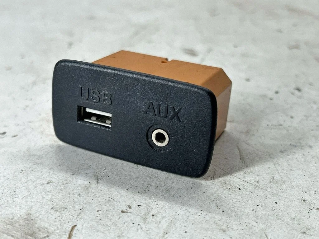 USB Buchse Subaru Outback 86257AL21A image 2