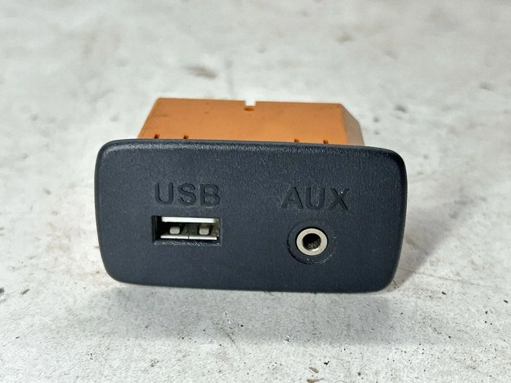 USB Buchse Subaru Outback 86257AL21A image 7