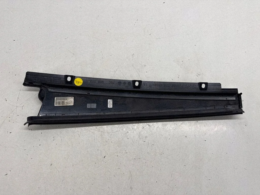 Porsche Macan 95B Heckscheibenleiste 95B853351 image 3
