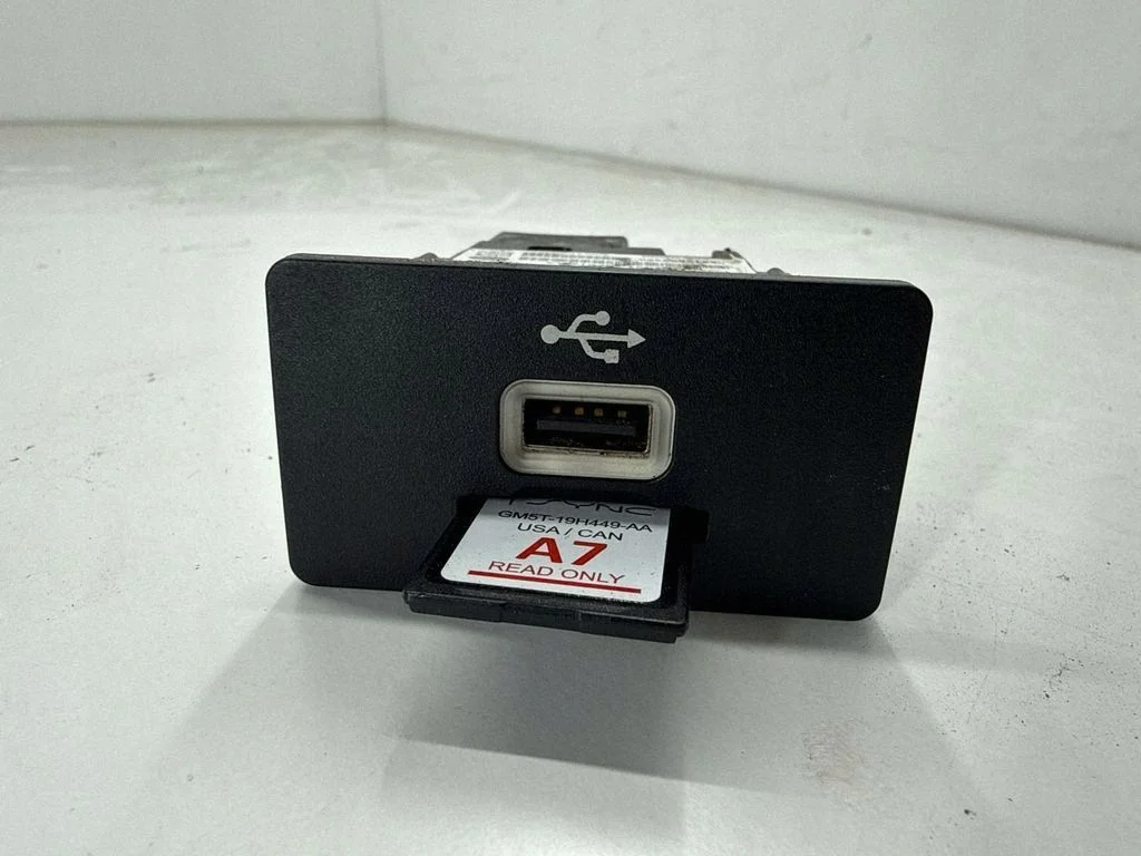 Ford Mondeo MK V USB Buchse GC3T14F014AA image 8