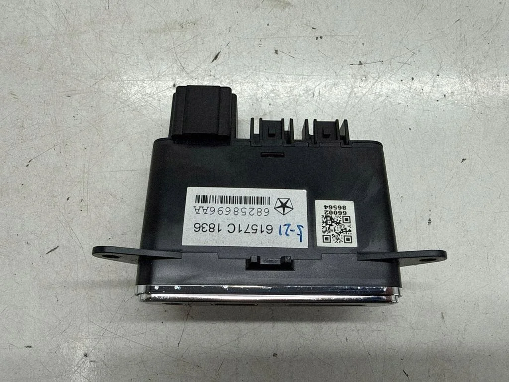 Jeep Grand Cherokee USB Buchse 68258696AA image 3