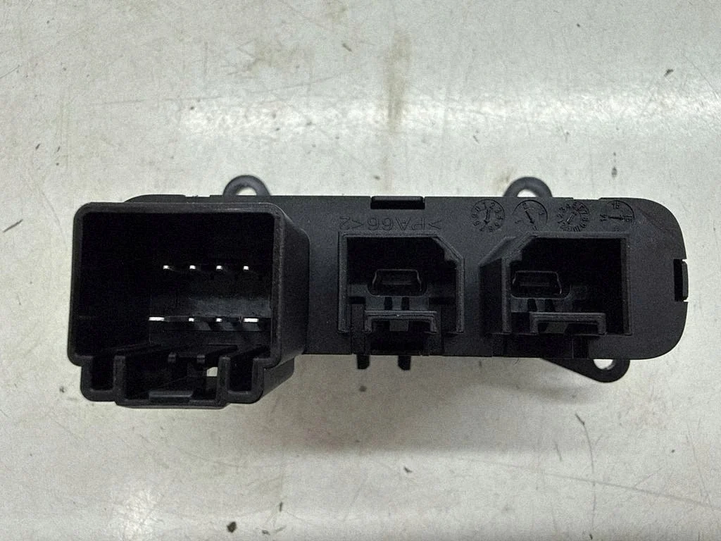 Jeep Grand Cherokee USB Buchse 68258696AA image 4