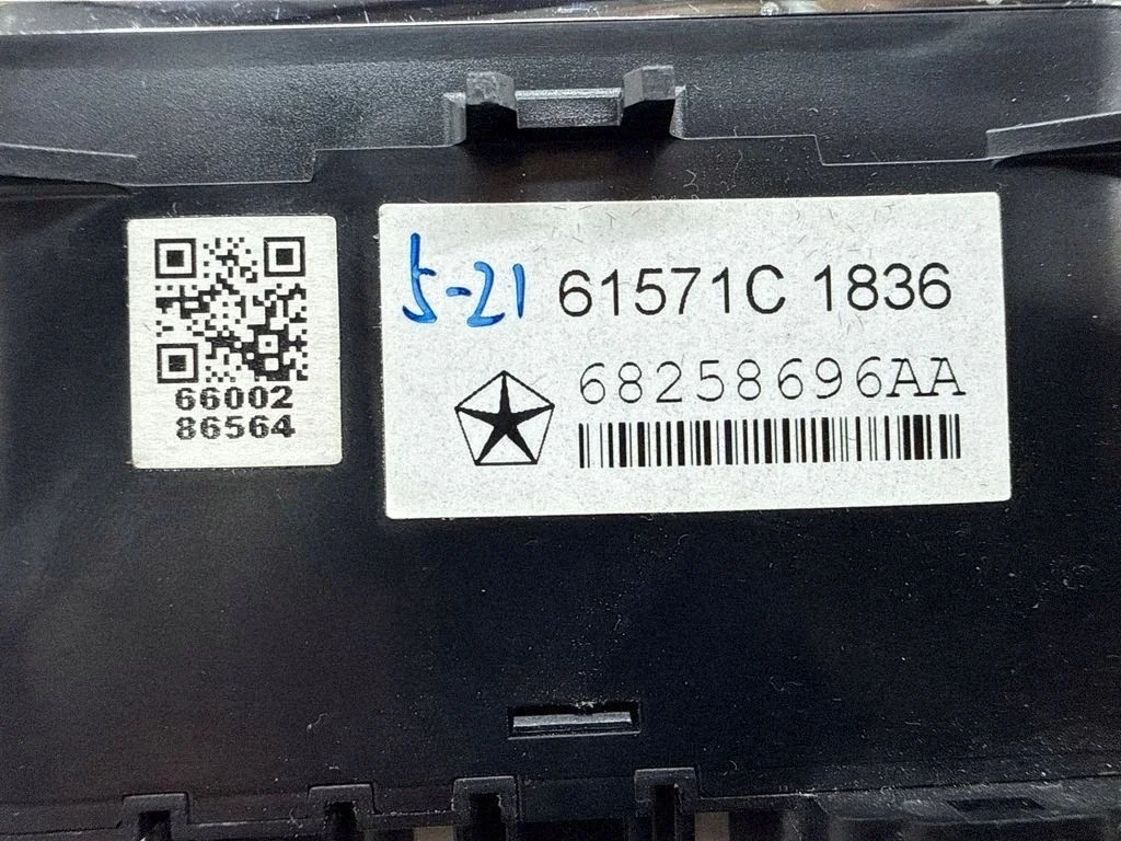 Jeep Grand Cherokee USB Buchse 68258696AA image 5