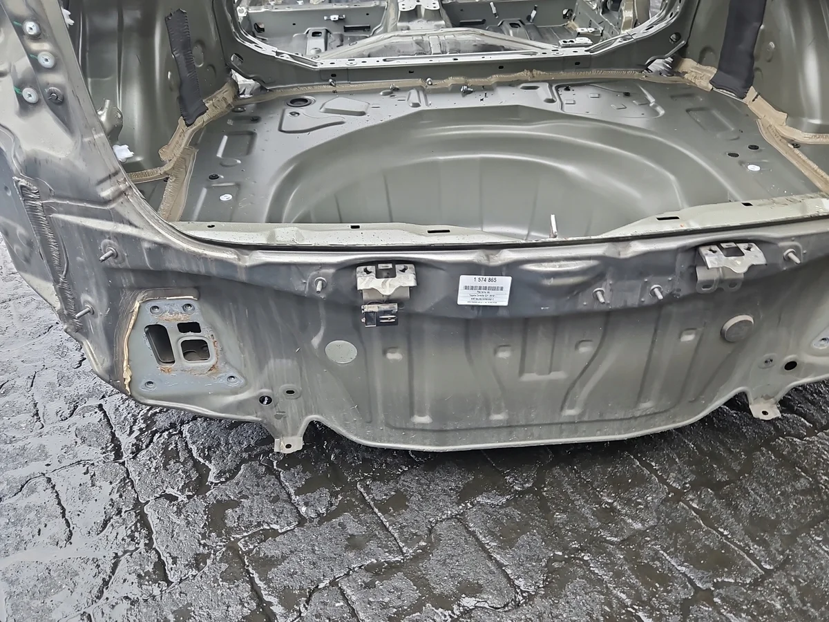 Toyota Corolla E21 Kofferbakbodem Paneel image 3