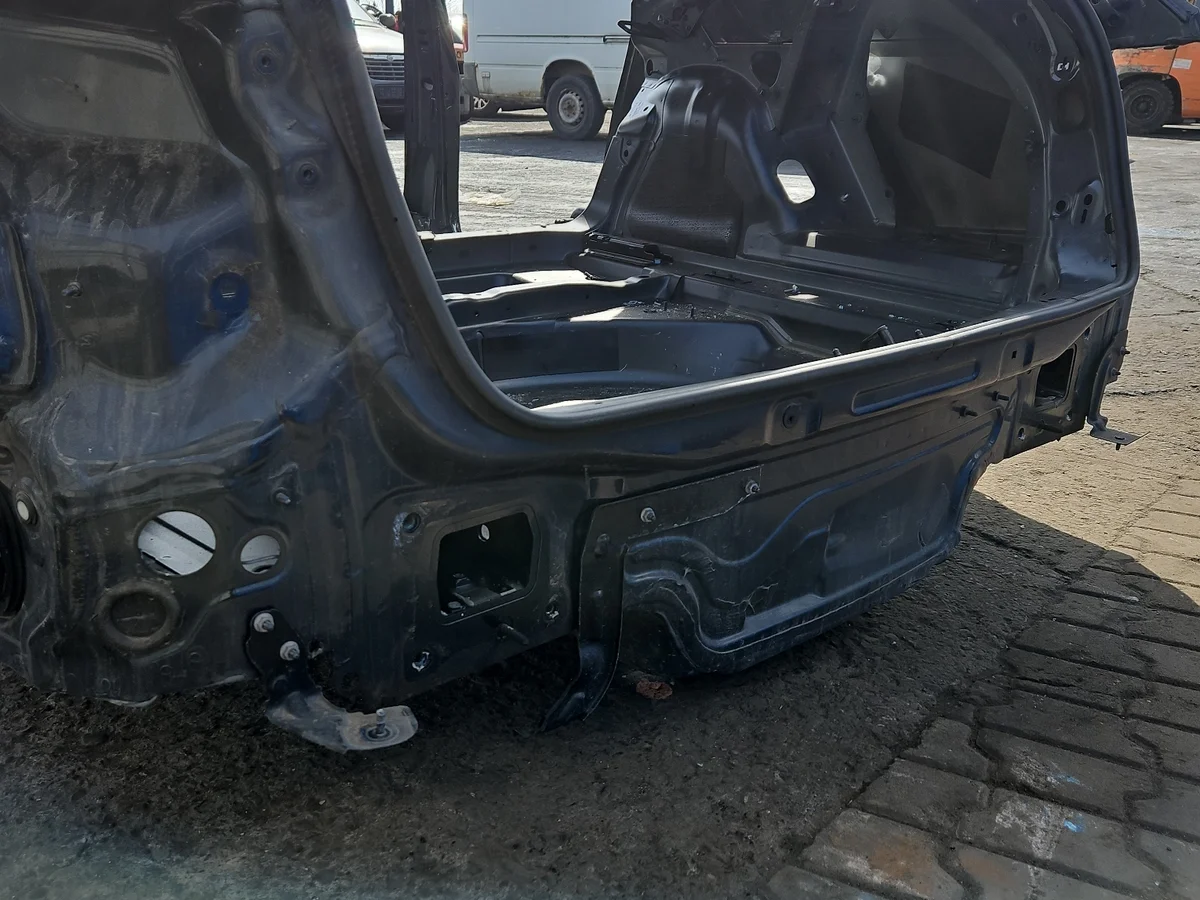 Audi A4 B9 Kombi Tavaratilan Pohja
