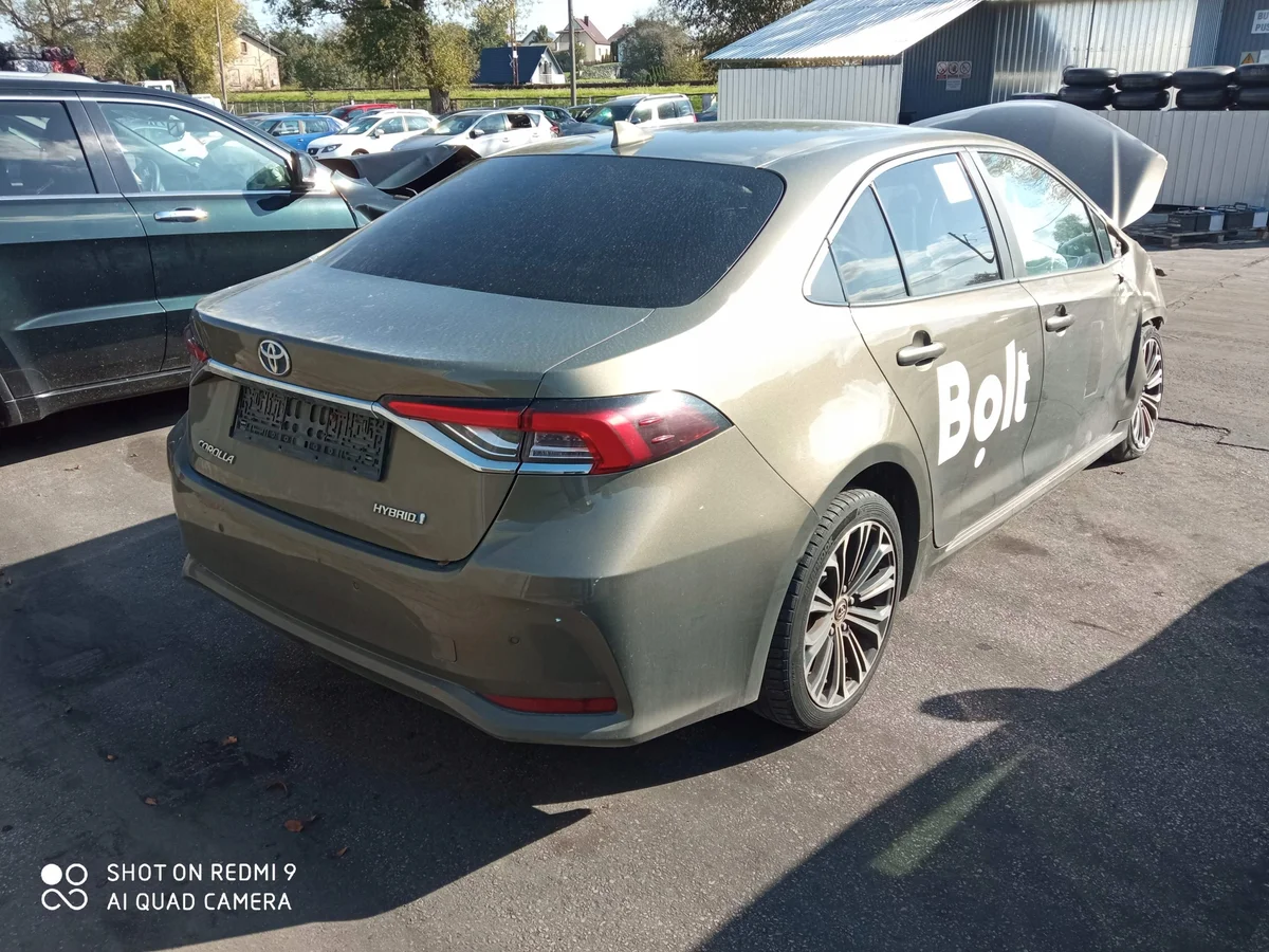 Tavaratilan pohja Toyota Corolla E21
