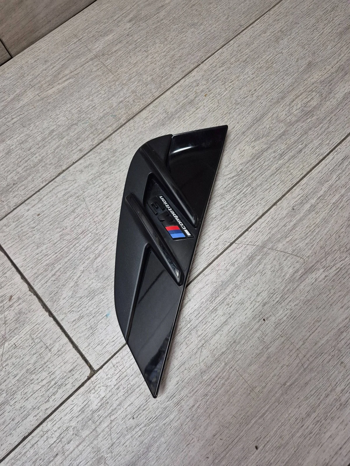 BMW M3 G80 Moldura Aleta Derecha Delantera 8074920