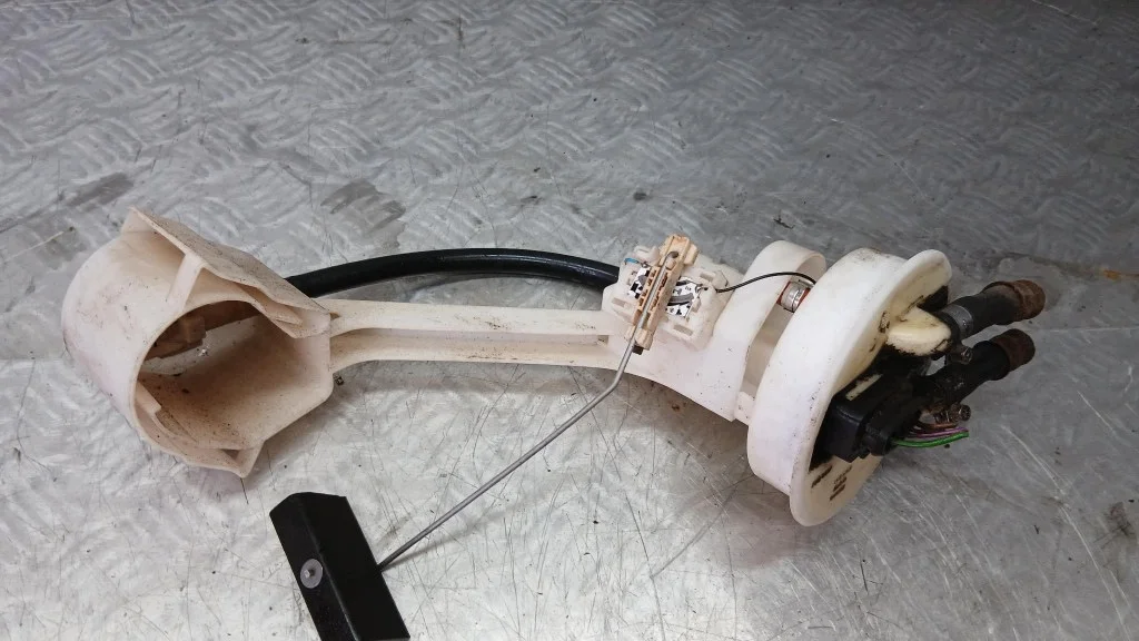 Polttoainepumppu VW Passat 8E0919673G image 3
