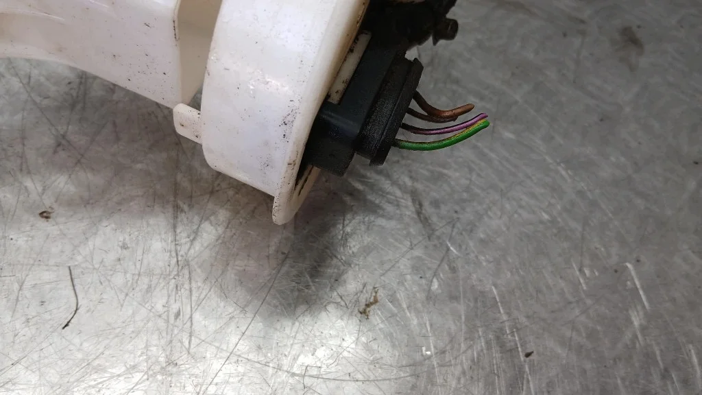 Polttoainepumppu VW Passat 8E0919673G image 6