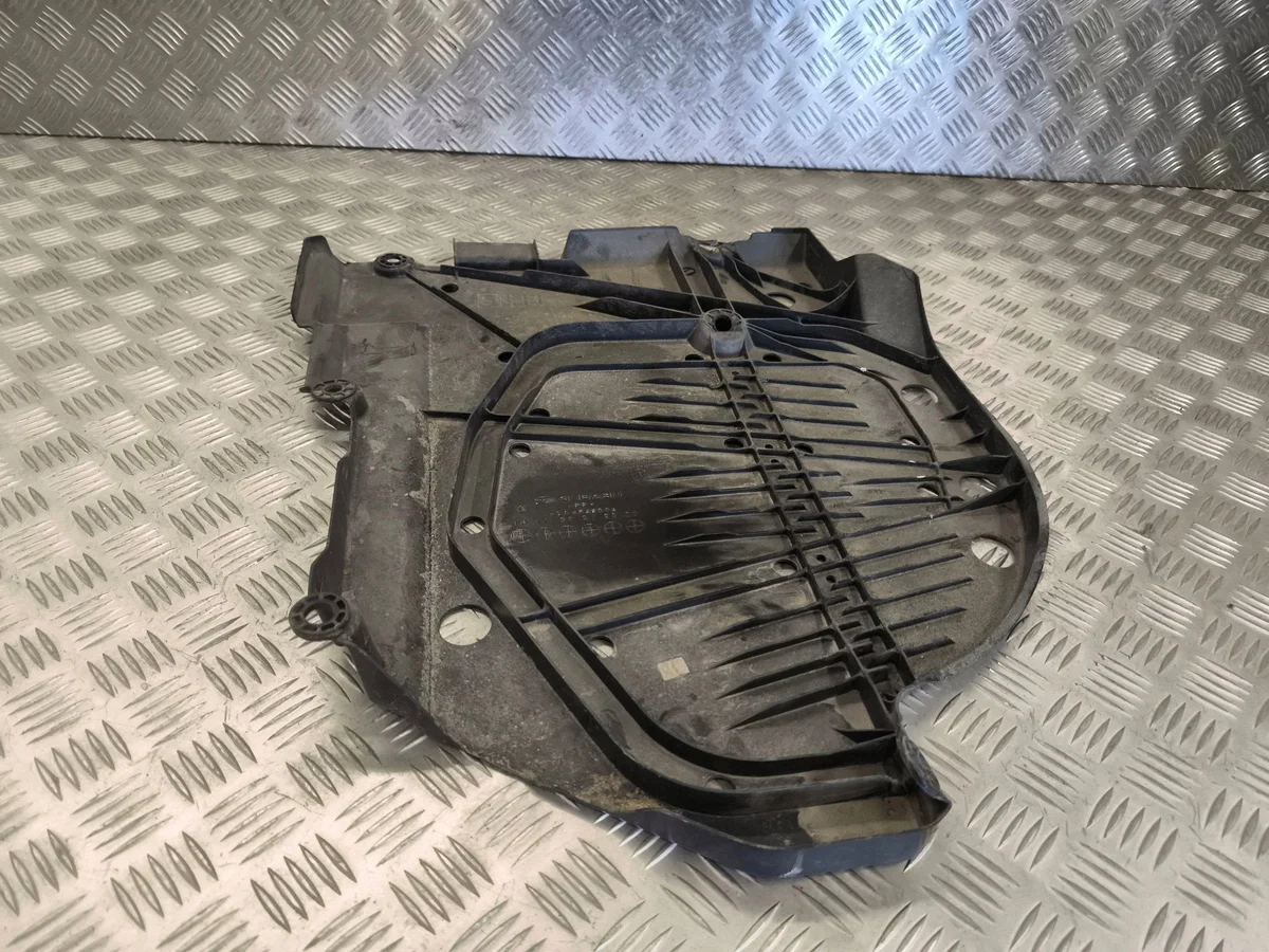 Subaru Outback polttoainesäiliön suojus 42045AN00A