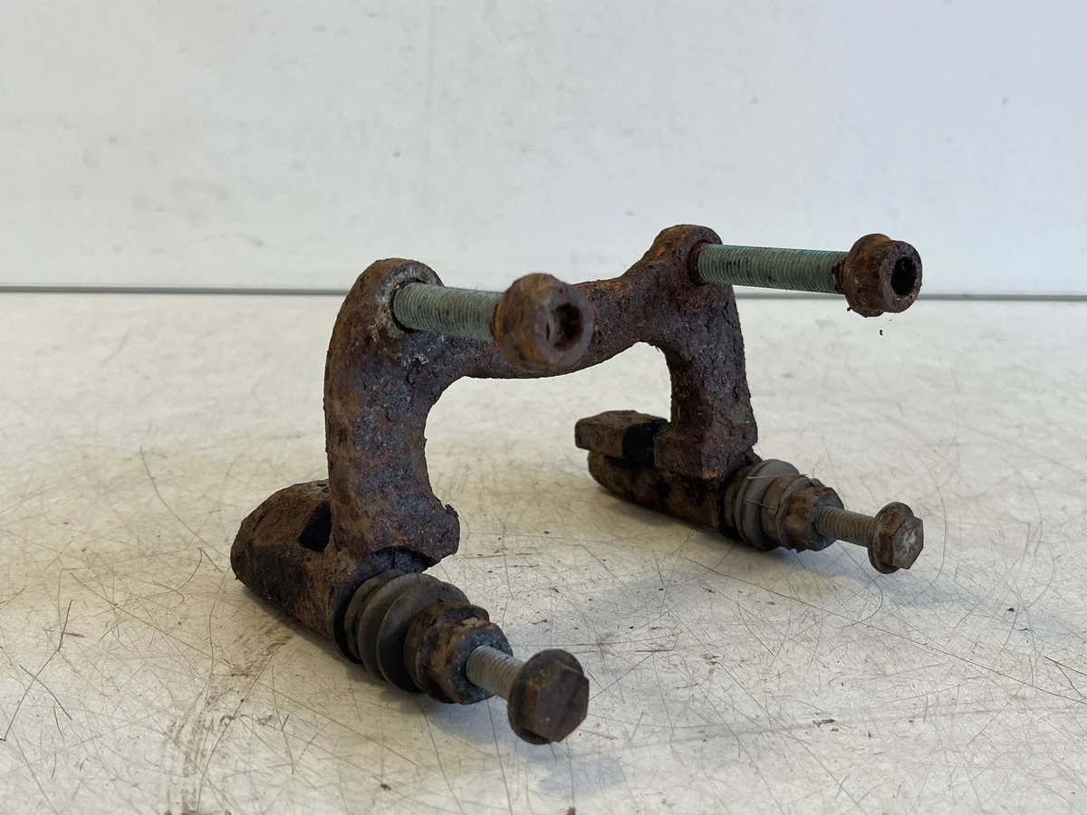 Jarrusatulan kiinnike Audi A4 S4 B6 8E 8H VAL332885