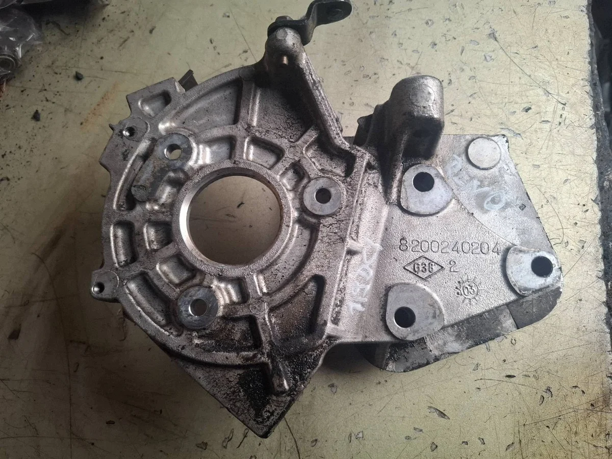 Polttoainepumpun kiinnike Renault Trafic 1,9 dci Laguna 8200240204