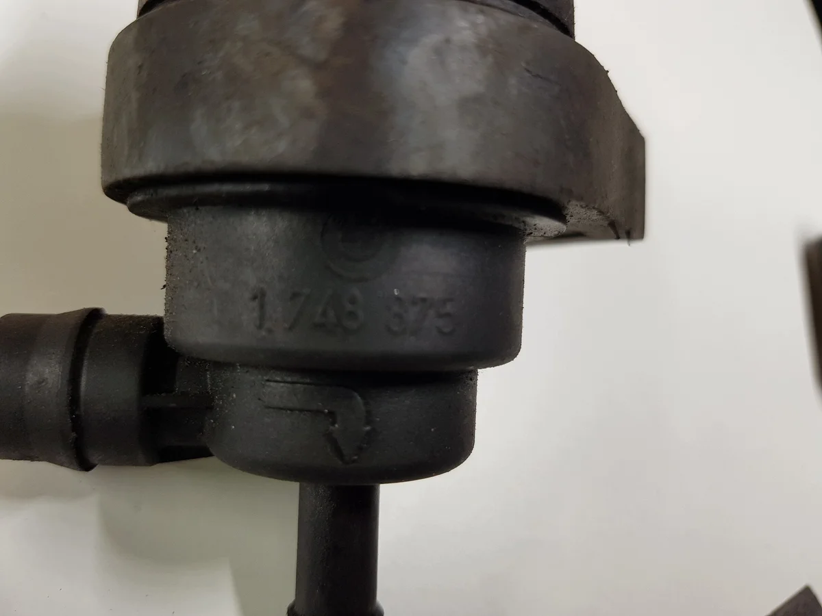Polttoainesäiliön tyhjennysventtiili BMW 8 E31 13901744150