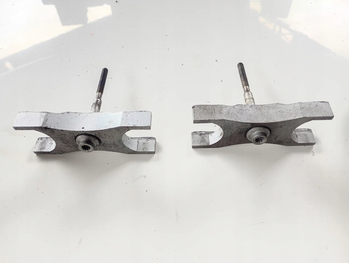 Halter Einspritzdüse Skoda Octavia II Passat B7 03L216A