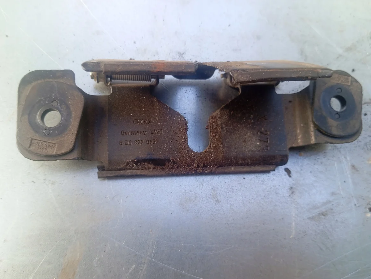Verriegelung Kofferraumklappe Audi A4 B5 8D9827085