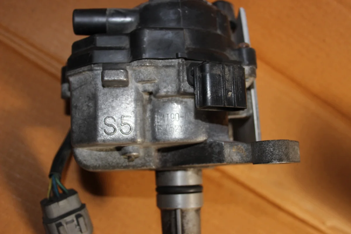 Mazda 626 Ignition Module D4T90-02 image 3