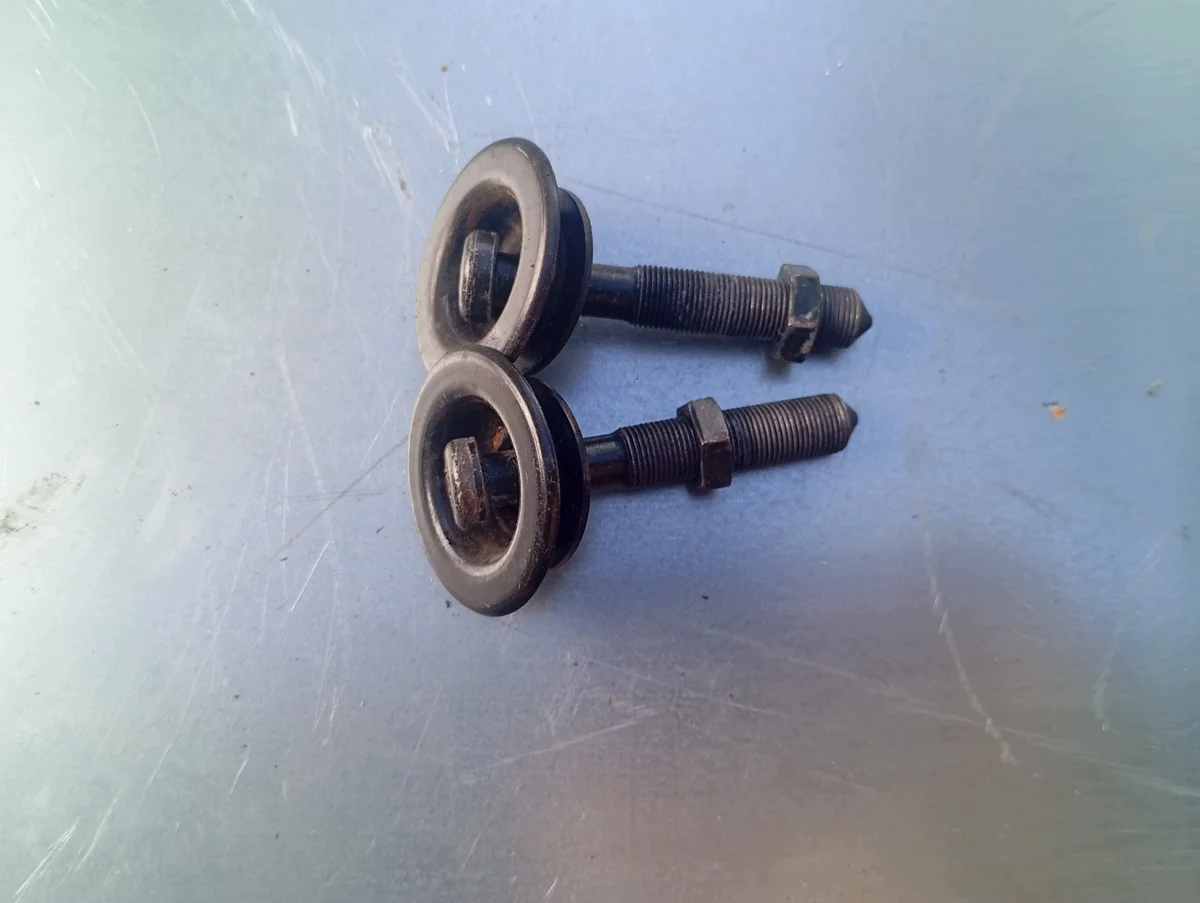 Takaluukun saranan ruuvit Audi A4 B5 8D9827085