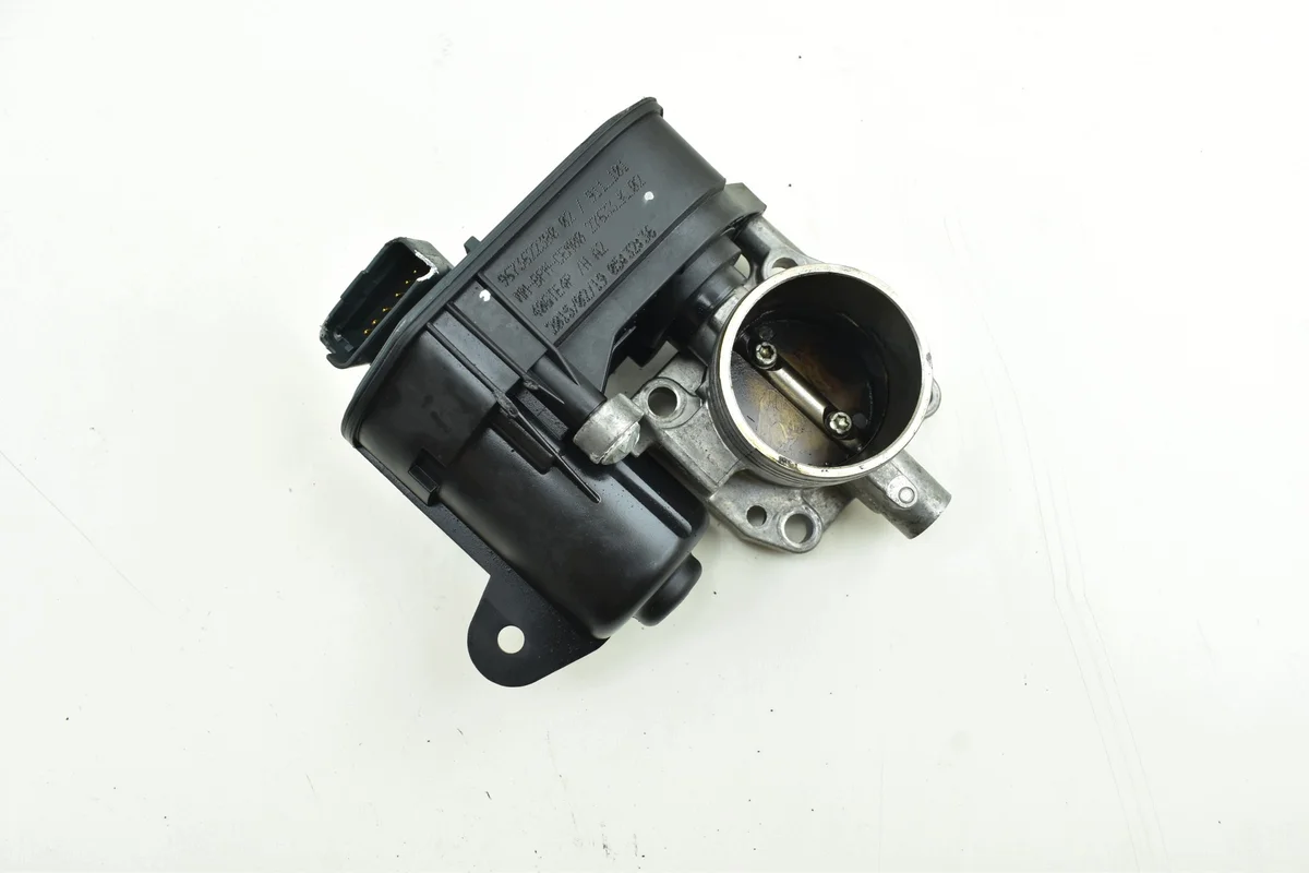 Spjällhus Peugeot 208 I Citroen C3 II III 1.2 VTI 9673622388