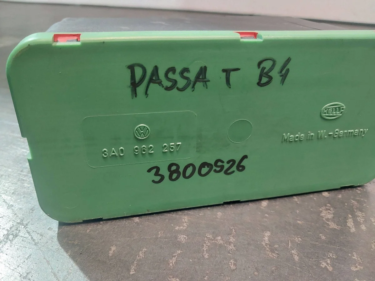 Keskuslukituspumppu Volkswagen Passat B4 3A0962257 image 8