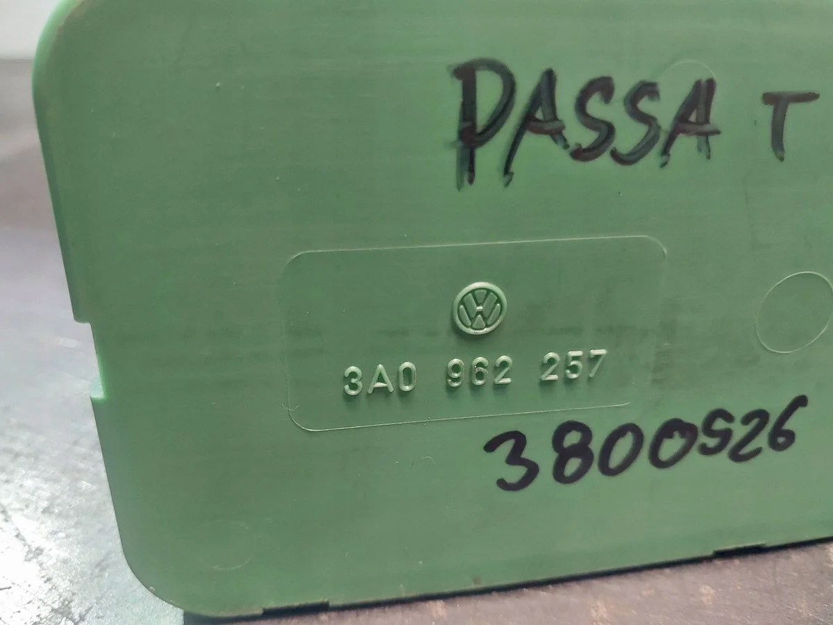 Keskuslukituspumppu Volkswagen Passat B4 3A0962257 image 9
