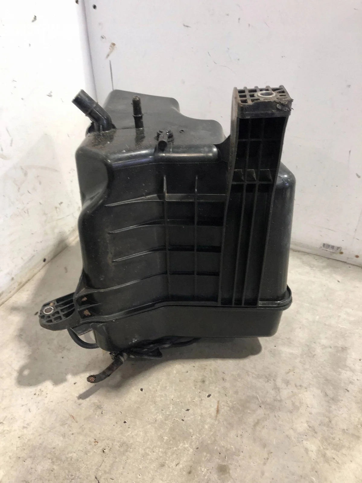 AdBlue Tank Mercedes Sprinter A9104702401 thumbnail 4