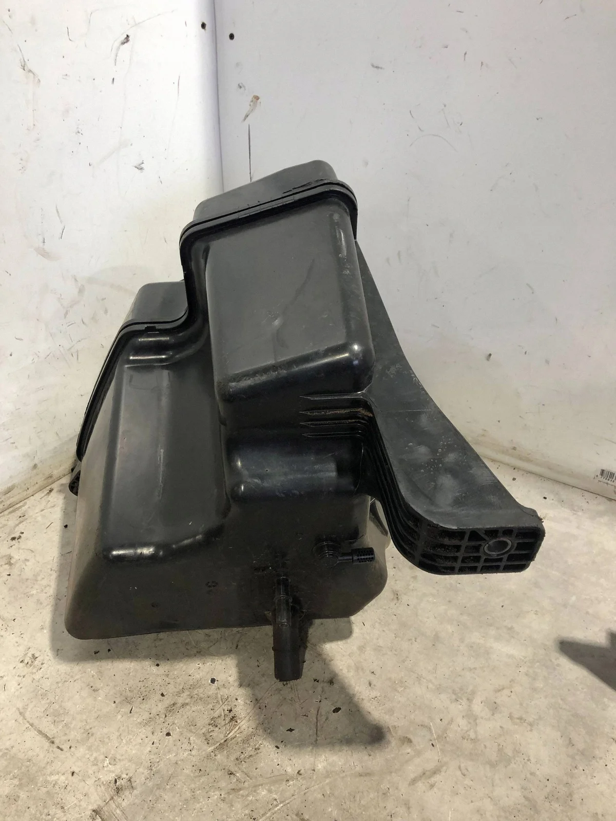 AdBlue Tank Mercedes Sprinter W907 W910 A9104706900 thumbnail 9
