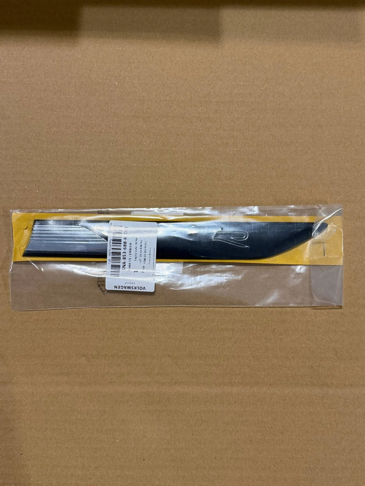 VW Tiguan R Line emblem 5NA853688K