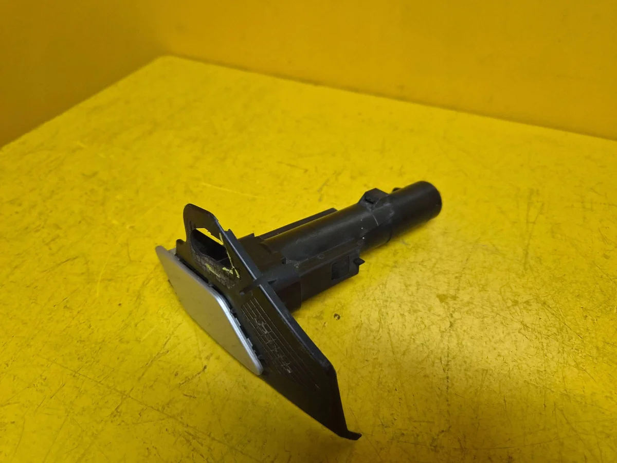 Halterung Spritzdüse rechts VW Touran III 5TA 5TA807942B