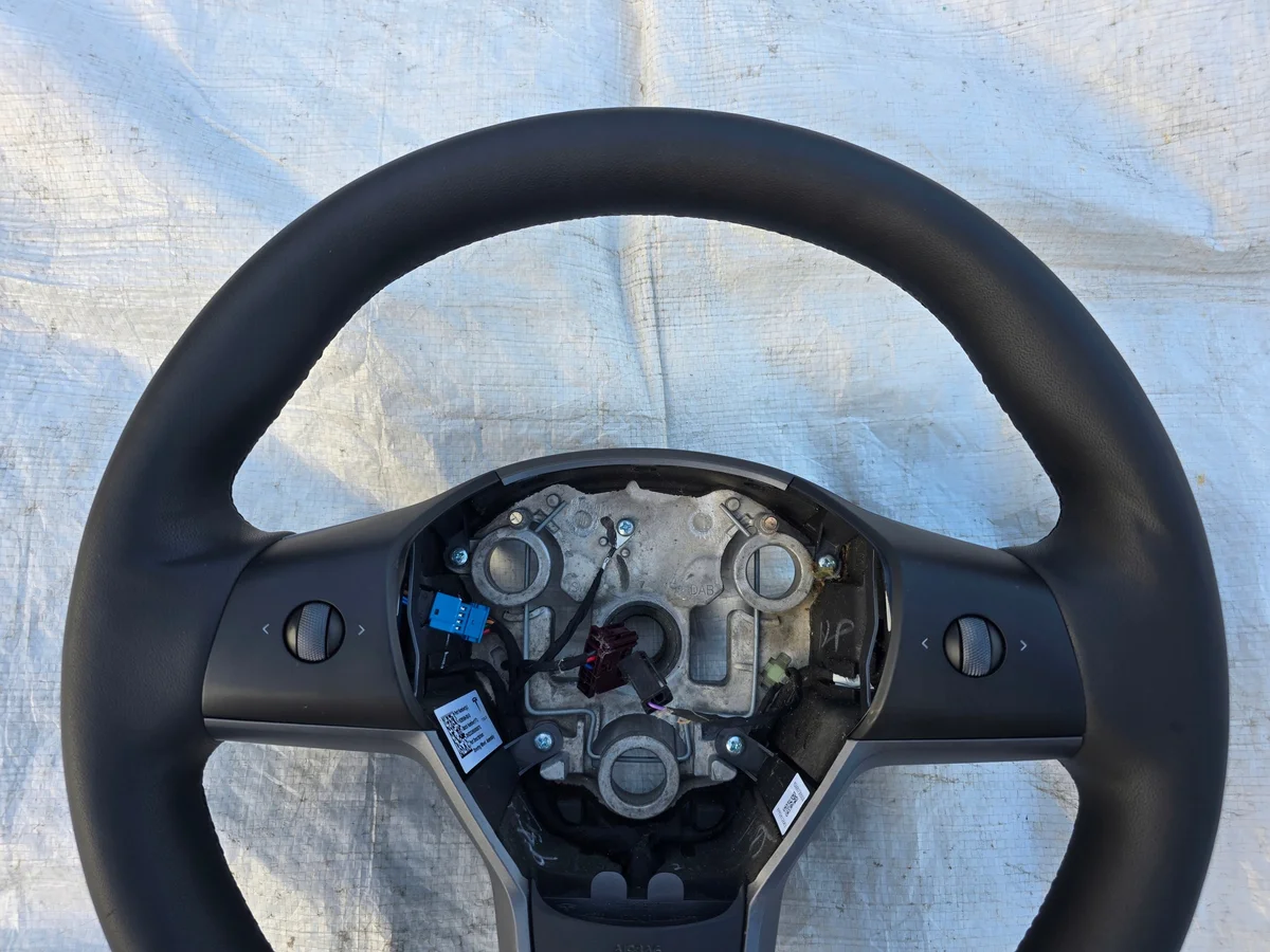 Tesla Lenkrad Multifunktion Leder 1626599-00-D image 3