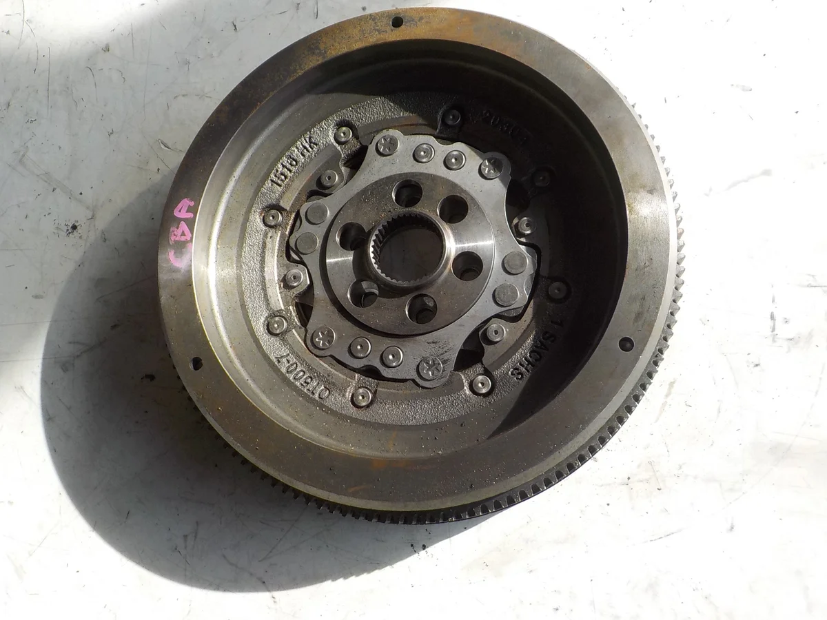 Volant moteur 2.0 TDI VW Golf VI Passat B6 Tiguan 2295000541