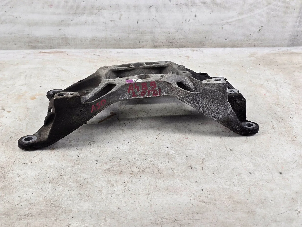 Audi A4 (B9) Motorsteun 8W0399262AP