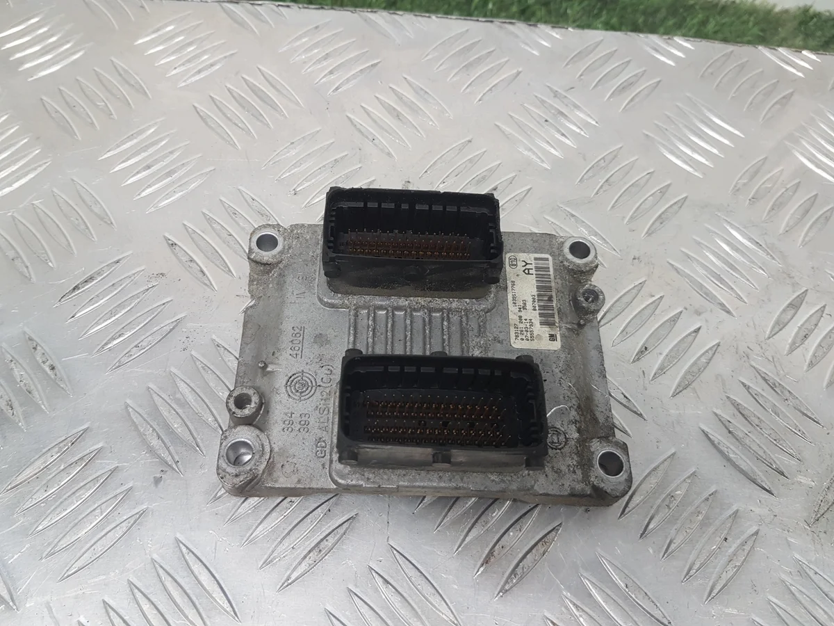 Opel Corsa D Engine Control Unit 55557934