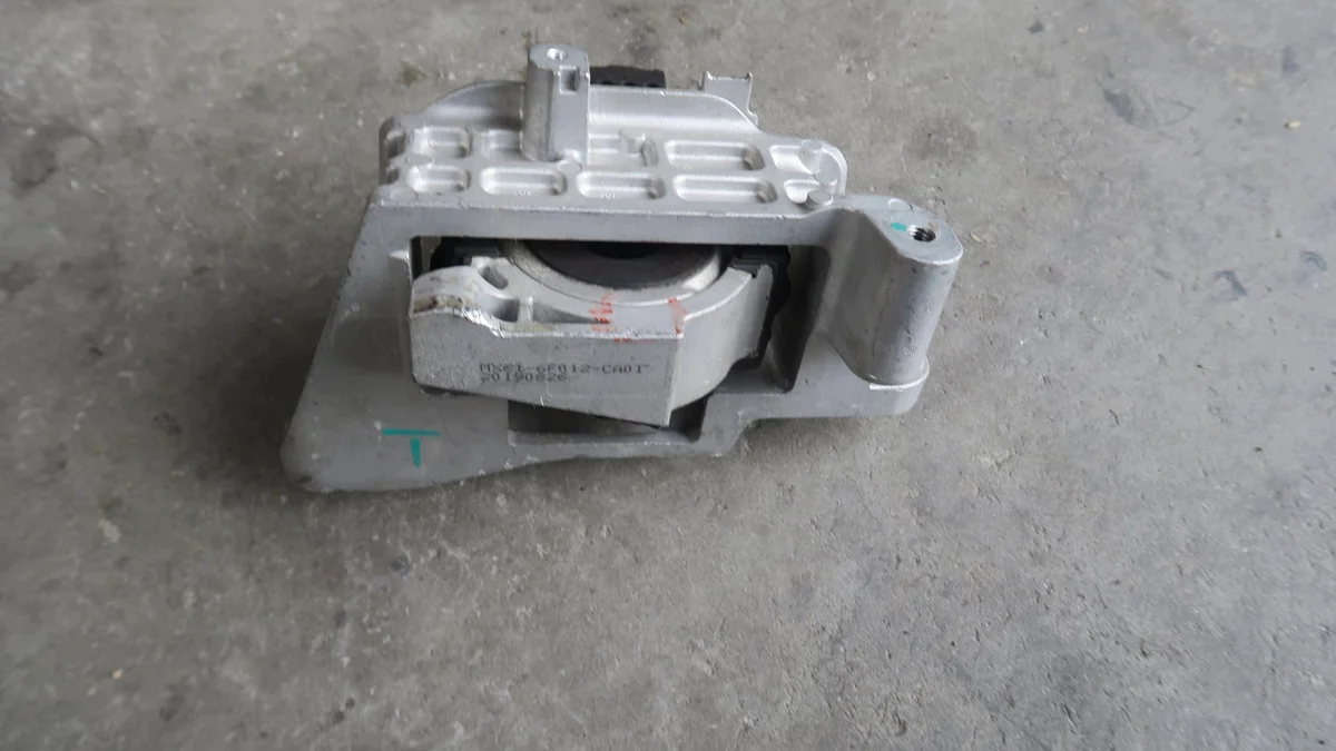 Moottorin tukikumi Ford MX61-6F012-CA