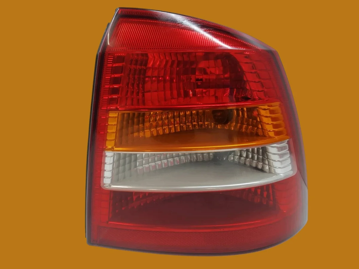 Luz trasera derecha Opel Astra II G 13110931