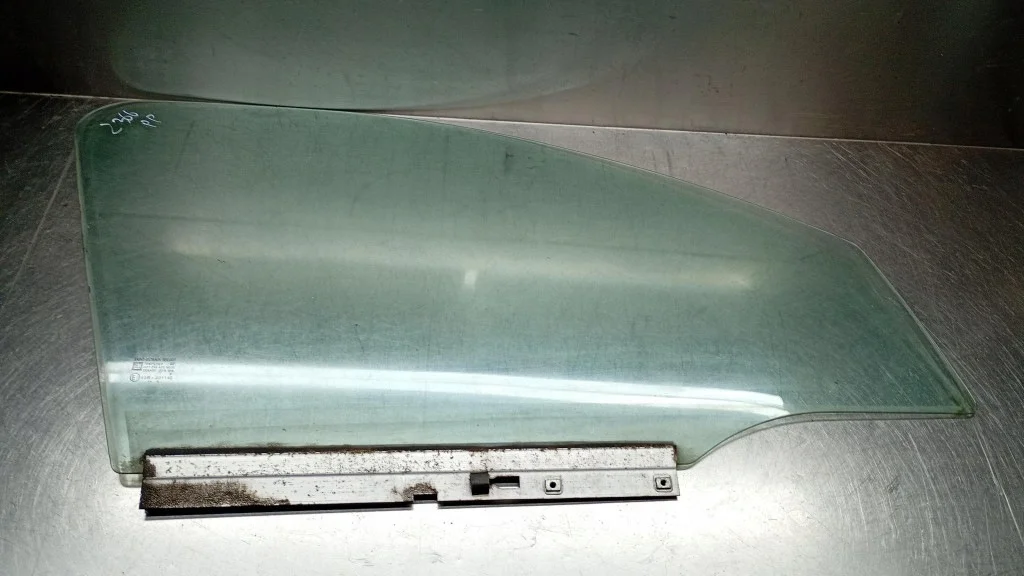 Oikea etuoven lasi Opel Corsa C 5D